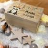 Geschenk zur Geburt, Erinnerungskiste für Baby, Erinnerungsbox, personalisierbare Holzkiste mit Name und Datum, mit Deckel, Motiv: Panda Bild 1