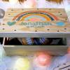 Erinnerungskiste, Holzkiste mit Geburtsdatum und Name für Kinder, aus Holz, Holzbox für Babys, individuelle Holzkiste mit Deckel, Regenbogen Bild 2