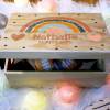 Erinnerungskiste, Holzkiste mit Geburtsdatum und Name für Kinder, aus Holz, Holzbox für Babys, individuelle Holzkiste mit Deckel, Regenbogen Bild 3