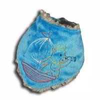 Besticktes Baby-Halstuch Teddy im Boot personalisiert mit Namen Dreieckstuch Schal Kinder-Halstuch kuschelweicher Plüsch Bild 1