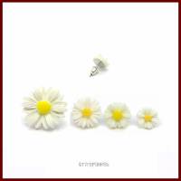 ❋ Gänseblümchen-Ohrstecker "Daisy Bell": Versilbert, Weiß/Gelb, mehrere Größen,  Schmuck für Frühling/Sommer Bild 1