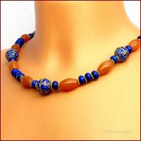 Halskette "Honey Blue" Aventurin/ Howlith honig/blau, Cloisonné Perlen, kurz, vergoldet Bild 2