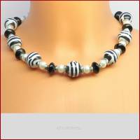 Halskette" Zebra Ball": Unikat im stylischen schwarz-weißem Zebra-Look, mit Magnetverschluss Bild 1