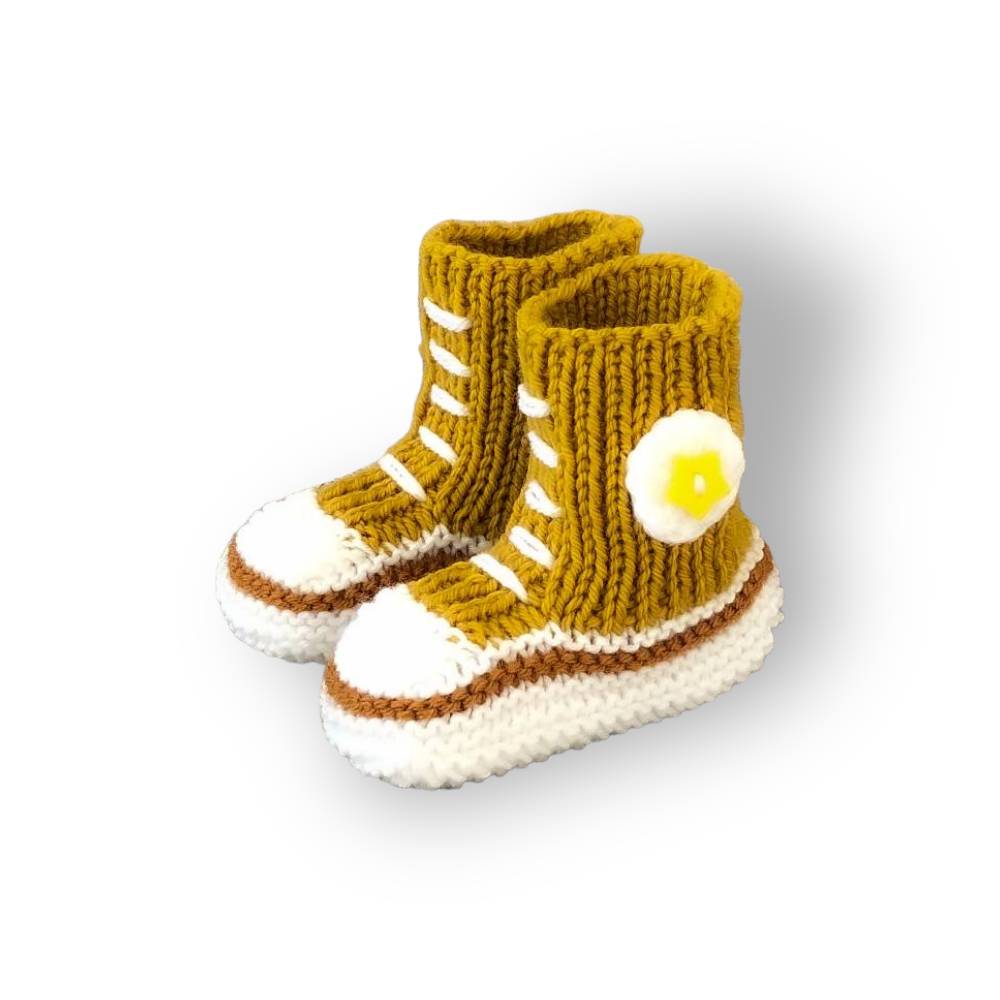 Gestrickte sportliche Baby-Schuhe MiNiS  im Sneaker - Look aus Mikrofaser in senfgelb Bild 1