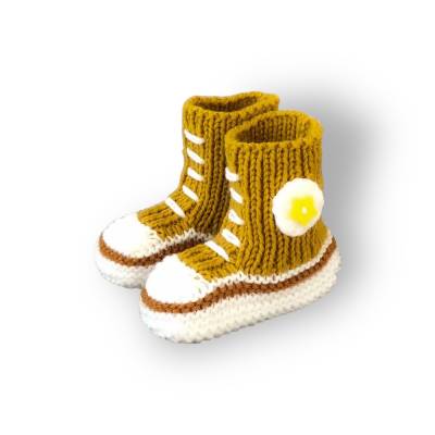 Gestrickte sportliche Baby-Schuhe MiNiS  im Sneaker - Look aus Mikrofaser in senfgelb