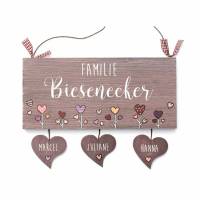 personalisiertes Türschild Holz Familie mit Herzanhänger Familienschild Herzblumen Wuschtext Holzschild handbemalt Bild 1