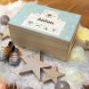 Erinnerungskiste Baby, Holz-Erinnerungsbox, personalisiertes Geschenk zur Geburt, Eisbär mit Geburtsdaten und Name, Spielzeugkiste Bild 1