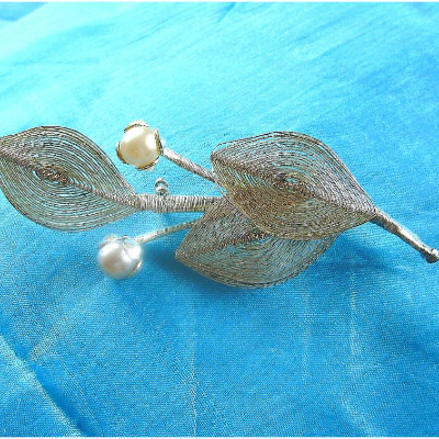 Vintage Blätterbrosche mit 2 Perlen aus den 60er Jahren