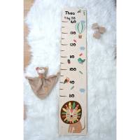 Kinder - Messleiste aus Holz, personalisiertes Taufgeschenk mit Name und Datum, Messlatte für Kinderzimmer, Motiv: Löwe Bild 1