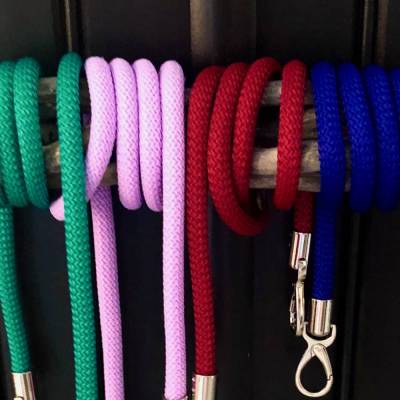 Taschengurte aus Segelseil in unterschiedlichen Längen mit silberfarbenen Karabinern