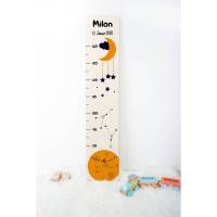 Messlatte aus Holz mit Wunschname und Geburtsdatum, Messleiste als personalisiertes Geburtsgeschenk für Kinder, Motiv: Mond Bild 1
