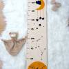 Messlatte aus Holz mit Wunschname und Geburtsdatum, Messleiste als personalisiertes Geburtsgeschenk für Kinder, Motiv: Mond Bild 2