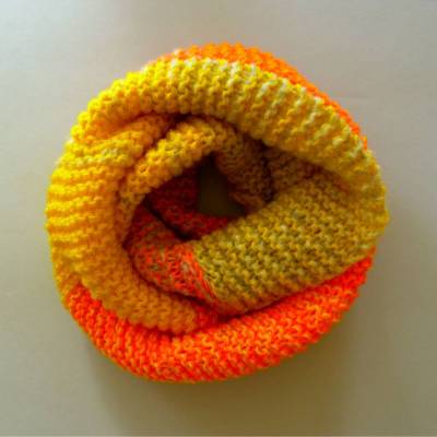 Peppiger Loopschal, Mehrfach-Rundschal, Schlauchschal orange und gelb mit grau, mit der Hand gestrickt, Schal, 