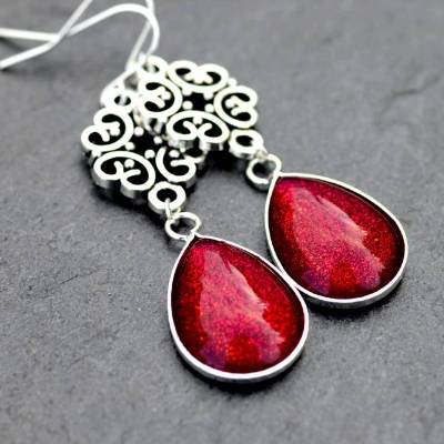 Verschnörkelte Hängeohrringe mit Tropfenanhänger . Ohrringe mit Ornamente in Violett . Filigraner Schmuck . Langer Ohrschmuck mit Glitzer