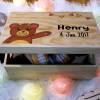 Erinnerungskiste Baby, aus Holz, Erinnerungsbox, personalisierbar mit Geburtsdaten und Namen, individuelle Holzkiste mit Deckel, Teddy Bild 2