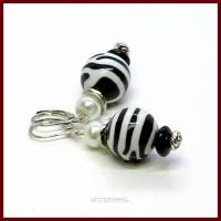 Ohrringe "Zebra Ball" schwarz-weiß/pearl versilbert Bild 1