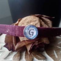 Armband aus 10mm breiten weinroten Kunstleder mit Buchstaben Slider blauer Kranz Bild 1