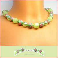"Mayflower" Halskette im frischen Sommerdesign mit hellgrünen Polaris- /Glaswachsperlen und floralen Fimo-Perlen Bild 1