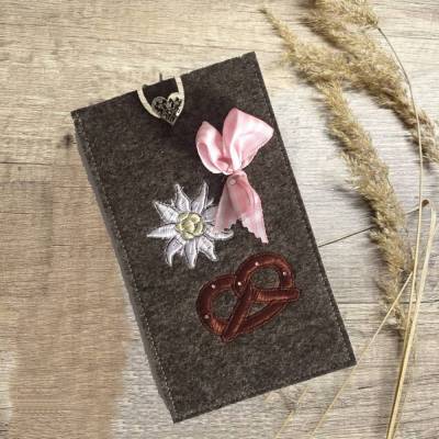 Individuelle Smartphonehülle aus Wollfilz mit Brezel & Edelweiss Stickerei – personalisierbar & maßgefertigt