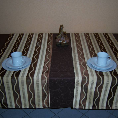 Stylischer Tischläufer, Jacquard, Streifen braun mit aufgesetzten Schlangenlinien in 40x140cm, waschbar bis 40°