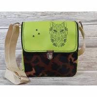 Tasche / Umhängetasche / Kunstledertasche grün, Kunstfell und aufgesticktem Wolfmotiv Bild 1