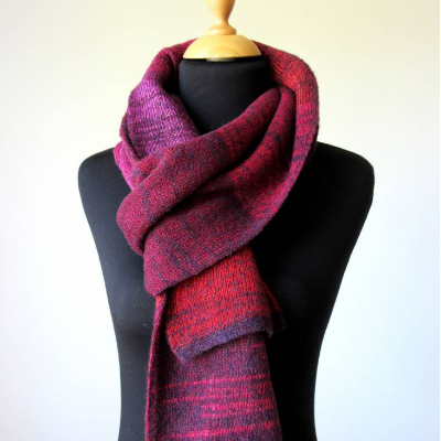 Unisex Wollschal in Beerenfarben, gestrickter Winterschal für Mann und Frau, Unikat Strickschal