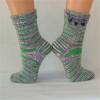 handgestrickte Socken, Strümpfe Gr. 38/39, Damensocken in grün, brombeere und weiß, Einzelpaar Bild 2