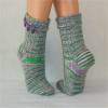 handgestrickte Socken, Strümpfe Gr. 38/39, Damensocken in grün, brombeere und weiß, Einzelpaar Bild 5
