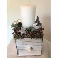 Adventsgesteck in Holzschublade, Shabby, Weihnachtsdeko, mit weißer Kerze Bild 1