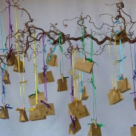 Adventskalender zum aufhängen aus gefalteten Packpapier-Tütchen zum befüllen