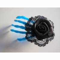 Schwarze Rose  Skeletthand Haarklammer gothic blau Bild 1