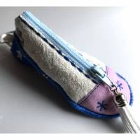 Besticktes Utensilientäschchen in Pantoffelform mit Schlüsselring - Weiss-Blau-Rosa - Geldgeschenk Bild 1