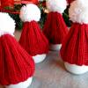 Weihnachtsdeko Eierwärmer im 4er Set  kleine gestrickte rote Bommelmützen  ➜ Bild 2