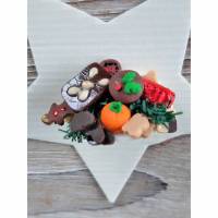 weihnachtliche Brosche bunter Teller mit Lebkuchen handmodelliert aus Fimo Polymer clay Bild 1
