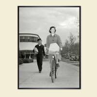 Frau mit Fahrrad und Einkäufen 1942 -  Kunstdruck Poster schwarz weiß Fotografie Vintage Art Bild 1