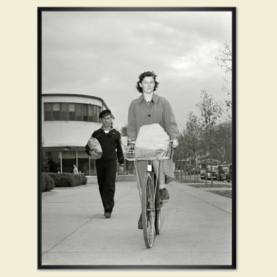 Frau mit Fahrrad und Einkäufen 1942 -  Kunstdruck Poster schwarz weiß Fotografie Vintage Art 