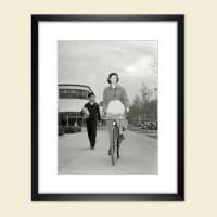 Frau mit Fahrrad und Einkäufen 1942 -  Kunstdruck Poster schwarz weiß Fotografie Vintage Art Bild 3