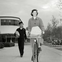 Frau mit Fahrrad und Einkäufen 1942 -  Kunstdruck Poster schwarz weiß Fotografie Vintage Art Bild 5