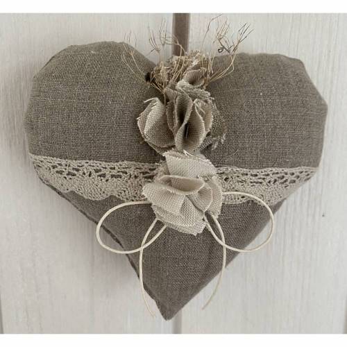 Stoffherz aus sandgrauem Leinen – Handgemachte Landhaus Deko mit Klöppelspitze & Stoffblumen