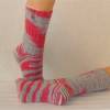 handgestrickte Socken, Strümpfe Gr. 38/39, Damensocken in grau, rot und weiß, Einzelpaar Bild 3