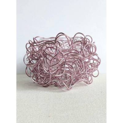 Teelichthalter aus rosanen eloxierten Aluminium Schmuckdraht