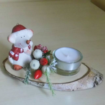 Weihnachten Deko Maus mit Teelicht auf einer Baumscheibe