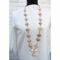Lange Halskette mit Muscheln und Mini Perlen in beige, maritime Geschenkidee für Meerverliebte Bild 1