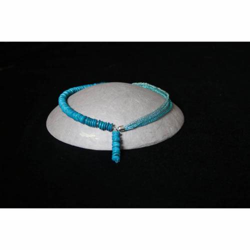 Strickkette und Holzperlen in Türkis