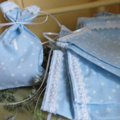 24 Säckchen für einen dauerhaften Adventskalender in hellblau mit weißen Sternchen - zum befüllen