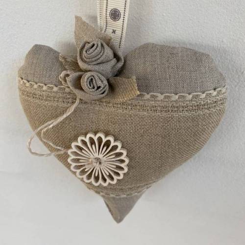 Deko Stoffherz Leinen mit Rosenblüten – Handgemachte Landhaus Deko, Herzanhänger 16x16 cm