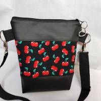 Kleine Handtasche Kirsche Umhängetasche schwarz/rot  Tasche mit Anhänger Kunstleder Bild 1