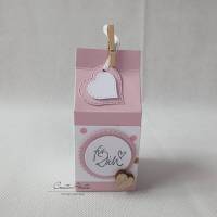 Geschenkverpackung - Milchtüte in Rosa-Weiß mit Punkten und Holzherz Bild 1