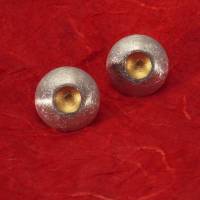 Ohrstecker „Raute“ hügeliger, leichter Ohrsschmuck, zweifarbig, vielseitig. Silber mit  Feingold, mit kleiner Prägung, Bild 2