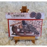 Gutscheinverpackung " Winter " Tannenzapfen , Schlitten , Holz , Axt Bild 1